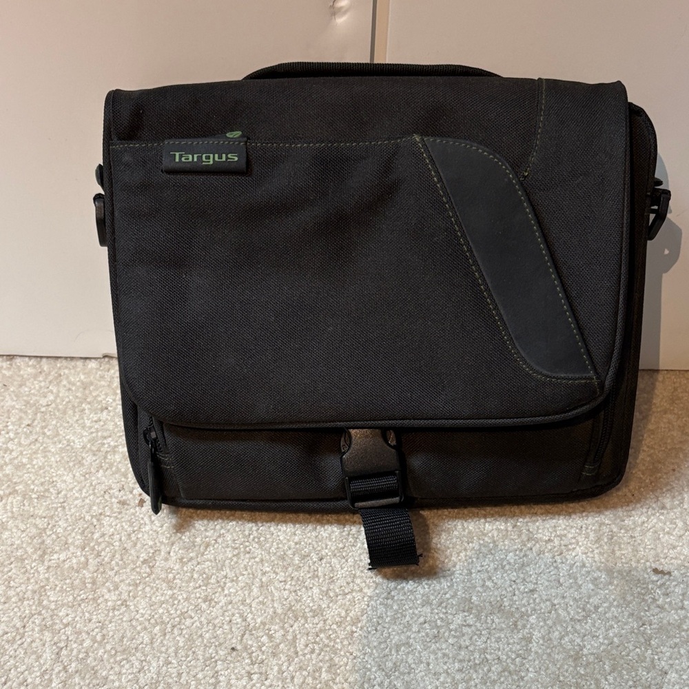 ITEM NO. 67: Targus Black iPad Bag/Tablet Bag With Adjustable Strap & Handle